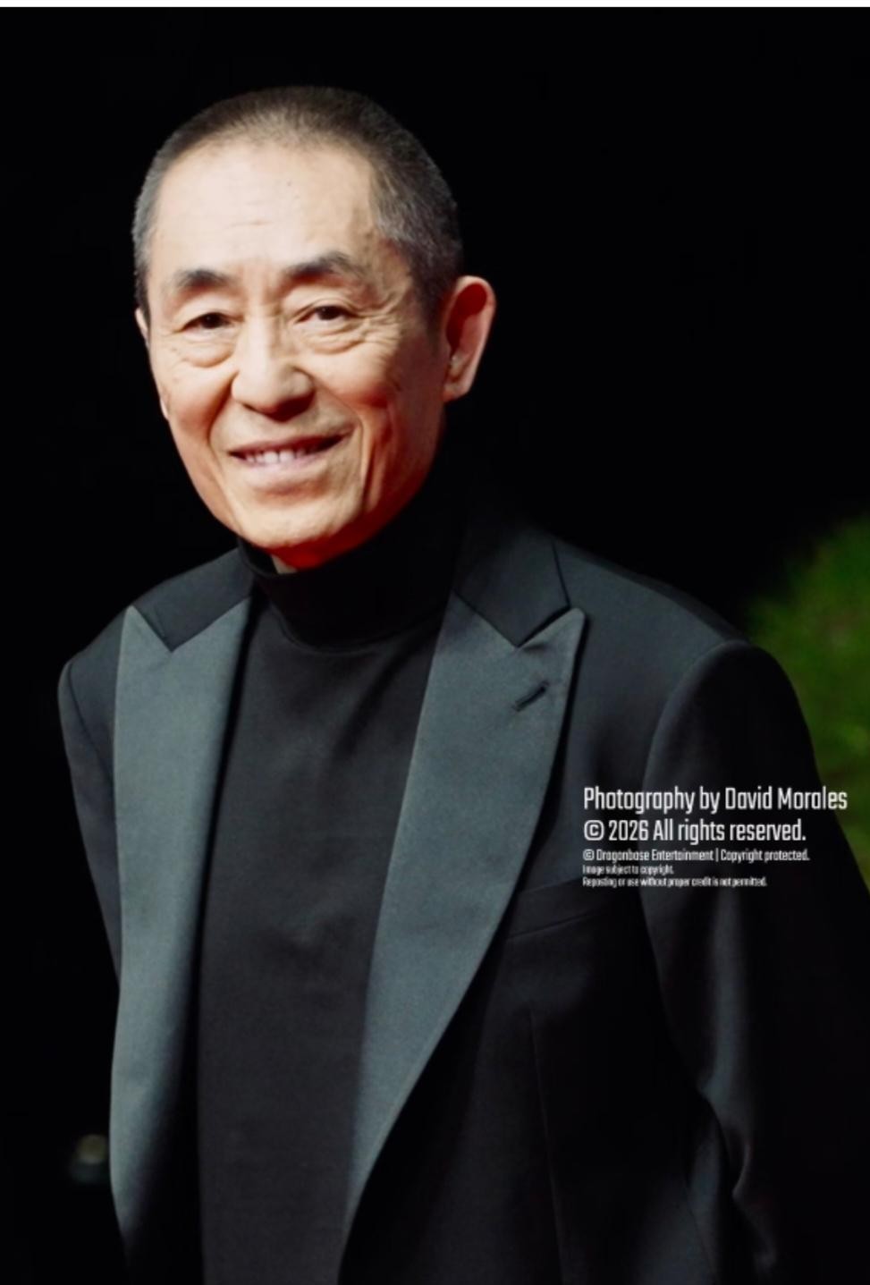挤破头也要在张艺谋的片子里露个脸，真不是图那几个片酬，明眼人都知道那是一张直通国际名利场的门票。
周迅这次在釜山拿下最佳表演，张艺谋坐镇评委会主席，圈里圈外全看明白了。有这么一位在国际上说得上话的顶级大导当靠山，底气完全不一样。
翻翻老谋子当评委的履历，简直就是华语电影的&34;福星&34;。
1993年