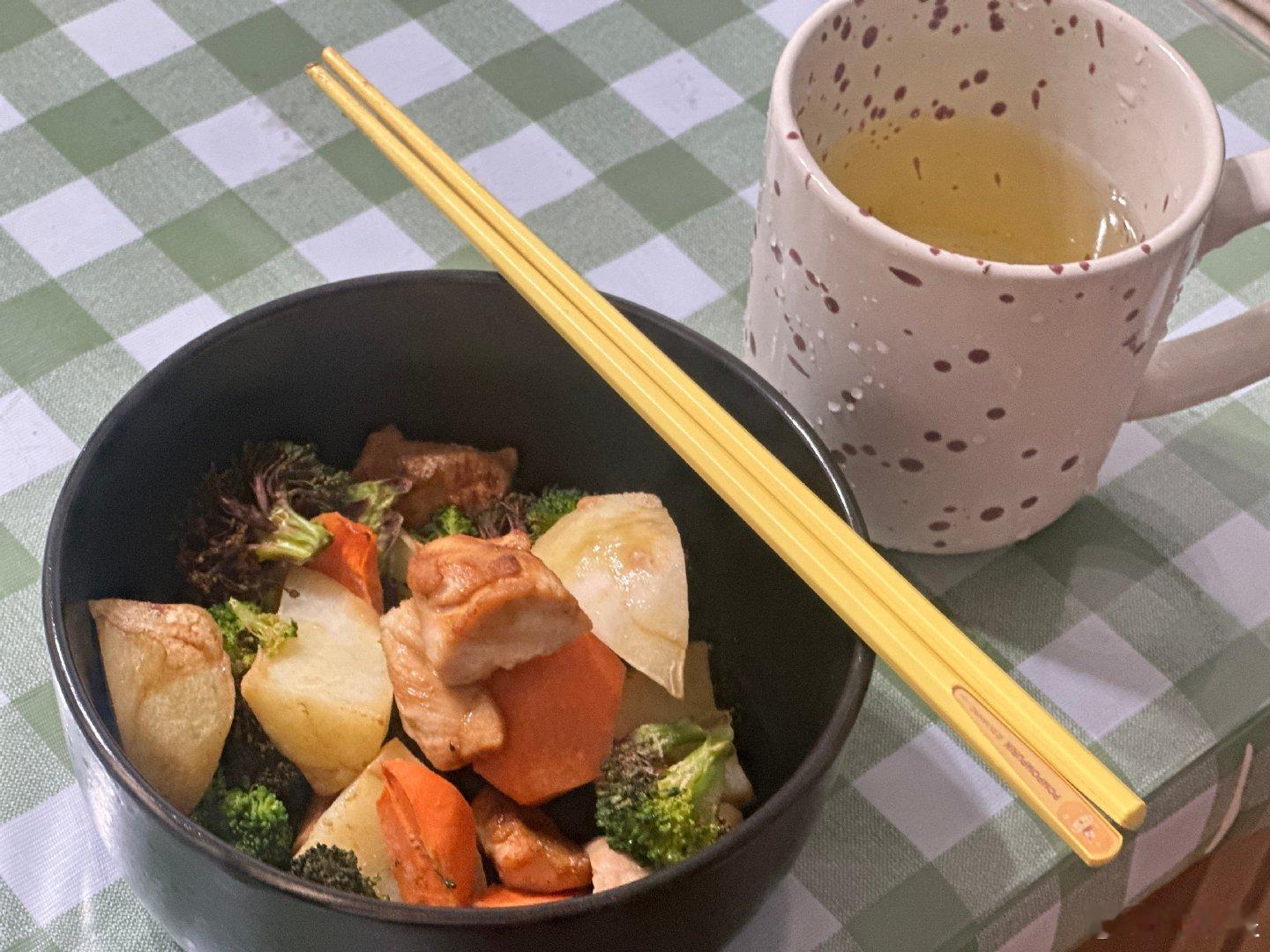 这个点在包饺子 第一次自己从调馅开始
生肉闻着都喷香。。。
这短短几天还做了茉莉奶绿 苹果特调 奶酪棒
烤紫薯干 紫薯饼 盐水猪肝 口蘑虾仁蔬菜饭
还卤了鸡腿和鸡蛋 哦呵呵
长得漂亮还会做饭，给不给别人留活路了？ ​