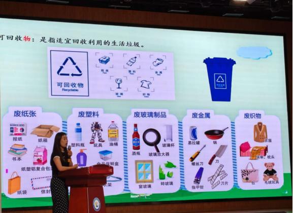 【西安经开区：垃圾分类“第一课”，点亮绿色开学季】新学期伊始，西安经开区城管执法局联合教育体育局走进经开第六学校、第十九小学，开展“垃圾分类新时尚·文明习惯早养成”开学第一课主题宣传活动，以趣味科普赋能校园德育，引导学生树立绿色低碳生活理念。

活动现场，垃圾分类“四色石榴宝贝”与 ​