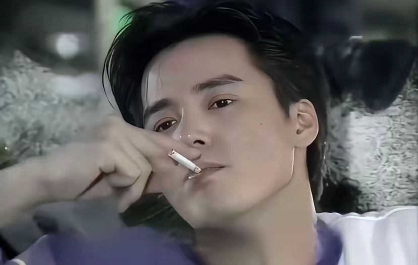 看到现在的林瑞阳，很多人都想不通，当年张庭为什么会不顾一切嫁给他。
 
可翻出年轻时候的林瑞阳旧照，一下子就懂了。也就明白，琼瑶女郎曾哲贞当年，会愿意为他生下一双儿女。
 
年轻时期的林瑞阳，是妥妥的琼瑶剧男主长相，眉眼俊朗，气质儒雅，当年可是风靡一时。
如果他一直留在演艺圈拍戏，不踏入商圈，放到现