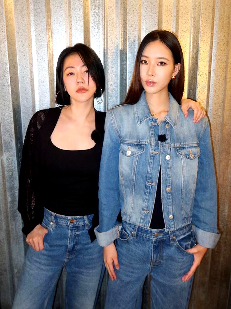 王伟忠那句“大的傻，小的精”，道破了多子女家庭里最扎心的真相
 

当年小S未婚先孕吓得六神无主，是大S一个人顶在最前面排兵布阵，逼许雅钧掏钻戒，硬接徐妈的滔天怒火。产检一查出异常，大S更是跑到神明面前发毒誓，徐家要是有不健康的孩子，全冲她来
 

后来妹妹顺顺利利生下健康女儿，到了大S自己怀胎十月