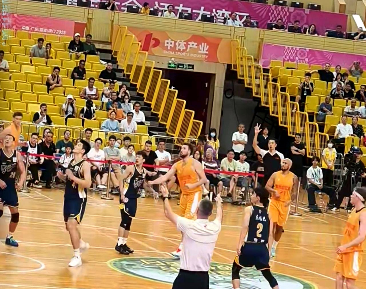 怪不得总有球迷抱怨咱本土球员身体对抗容易吃亏，可你看看2026年9月13日晚广东宏远男篮打澳洲墨尔本老虎这场球，场上的肉搏强度简直让人头皮发麻
 

最终98比84硬啃下这支澳洲老牌劲旅，顺利拿下佛山职业篮球邀请赛的收官战，斩获热身赛三连胜
 

最让人意外的是张文逸，在长枪短炮里不声不响揽下22分