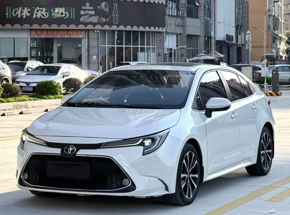 二手丰田雷凌，经济家用的务实之选
 
很多人分不清雷凌和卡罗拉，两台车核心底子相近，但调校细节、外观内饰风格有着明显区分，在二手市场，雷凌凭借实惠的入手门槛，收获了不少普通家庭的关注。
 
隔壁小区的邻居大妈，准备给刚拿驾照的女儿购置一台二手车。主要用来城市上下班代步，女孩子开车，首要诉求就是省油、