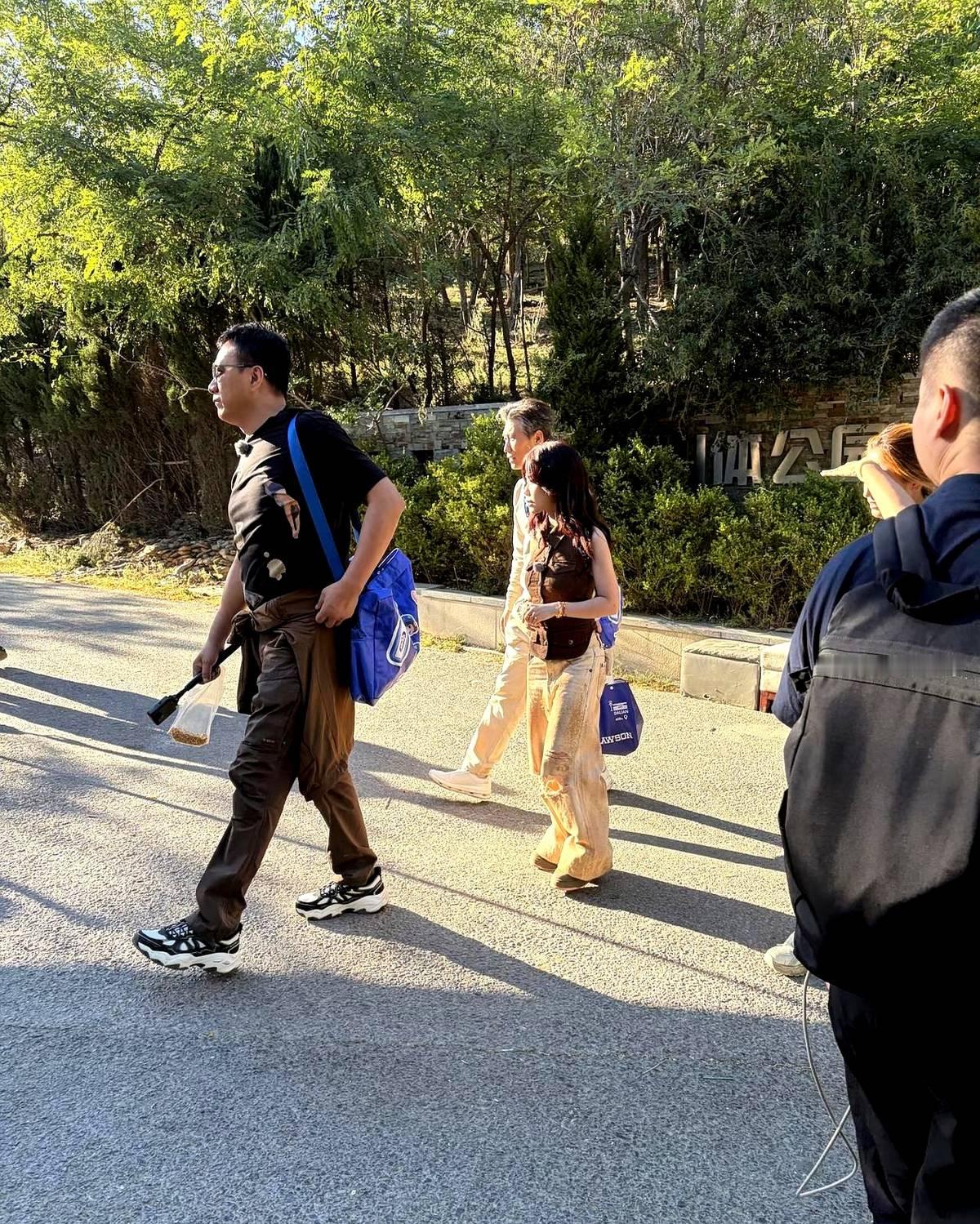 见过胡军和李乃文给人拎包当小助理吗？这俩硬汉居然在大连白云山蹲在地上喂小鹿。

旁边站着的是歌手万妮达。起因是这俩老大哥特意陪她跑大连参加音乐节，顺道把新综艺给录了。胡军那身板往那一戳，李乃文在旁边一接茬，三个八竿子打不着的人凑一块，手里攥着胡萝卜跟小鹿大眼瞪小眼。

画风硬生生从说唱现场变成了硬汉