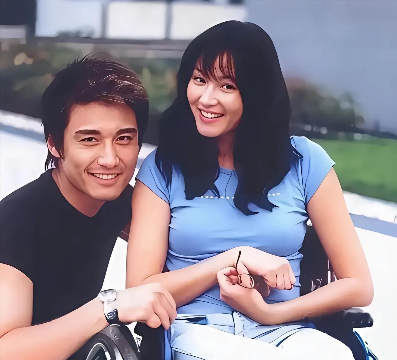 1998年，罗中旭去杭州演出，路上出了特大车祸。车子直接翻滚，人被甩出车外，当场昏迷。颈椎错位，耳朵也撕裂了，医生都下了病危通知，说搞不好这辈子都要瘫痪。
 
那时候瞿颖事业正是大红的时候，既是模特又是演员，靠着《有话好好说》圈粉无数，手里一堆商演通告。听到男朋友出事，她什么都顾不上，直接推掉全部工