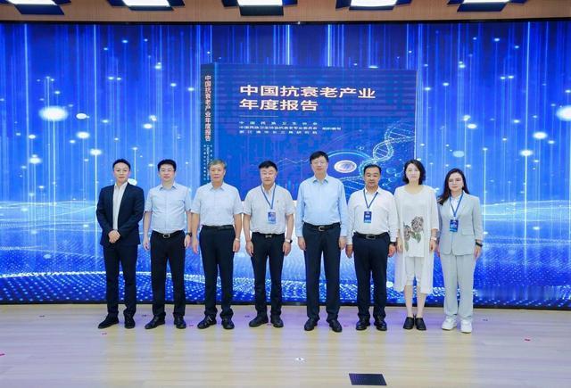 李小冉50岁“冻龄”出圈：对抗衰老焦虑是必答题吗？ ​