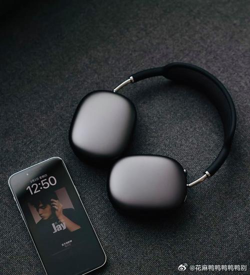 AirPods Max终于更新了！新款使用USB-C接口，新增了自适应降噪和通话增强功能。重亮四个配色，但价格还是4000多，依然是苹果最保值的数码产品之一。不过耳机市场卷得厉害，竞品索尼和Bose的旗舰产品只要一半价格，声音表现还更好。苹果靠生态体验和品牌溢价能继续领先吗？果粉们来说说。 ​