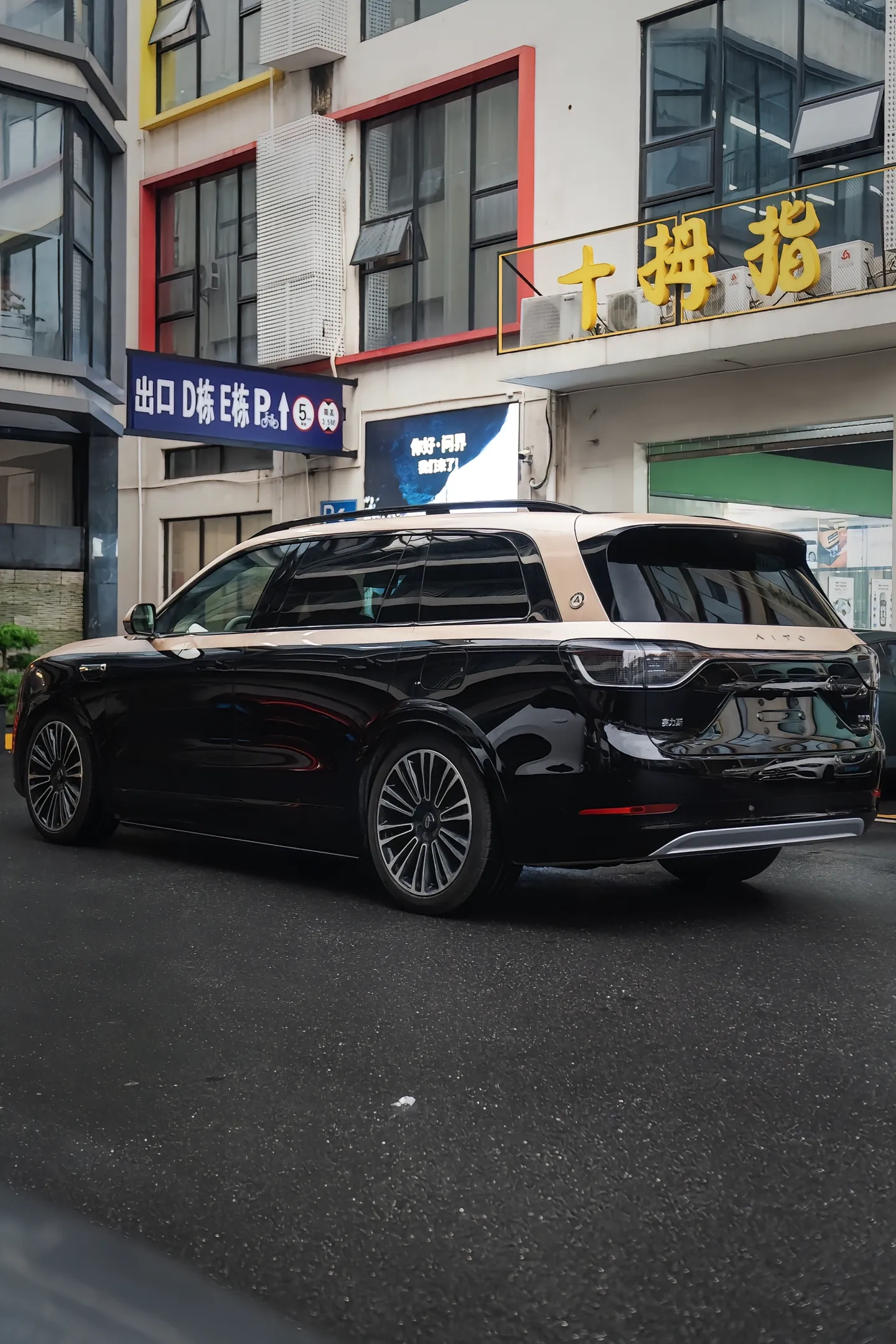 智启高端，价值领航：解读问界的品牌内核
从初入市场的新锐力量，到如今跻身全球豪华品牌第一梯队，AITO问界走出了一条属于中国高端新能源品牌的向上之路。以“智慧重塑豪华”为核心理念，问界不止是一个汽车标识，更是科技制造、用户口碑、生态价值三重力量沉淀而成的高端IP，承载着国产汽车突破高端市场的时代使命