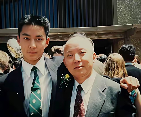 吴彦祖
年轻时候的盛世美颜
那会儿长的还有点像天王刘德华的样子呢