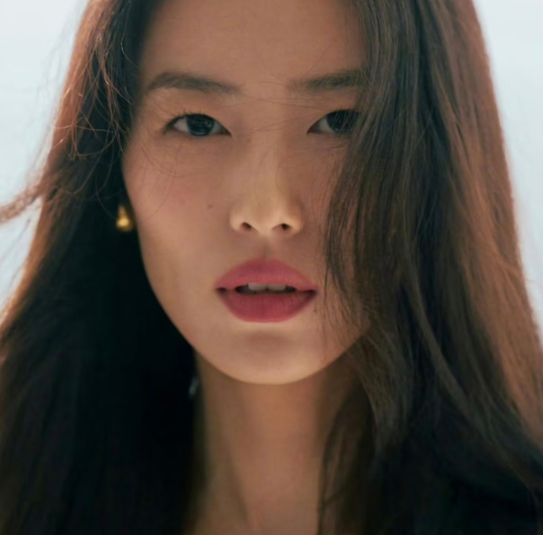 刘雯为我们验证的：
女人只要一直猛猛搞事业，猛猛打理身材相貌，打死不下牌桌。
 
等到站稳脚跟之后，大家关注的重点就彻底变了。不再纠结你有没有依靠谁、你的感情是否圆满。反而会去评判：你身边那个又帅、又有钱、又有名的男人，他到底够不够资格匹配你。
 
主动权握在自己手里的时候，择偶这件事的评判标准，就