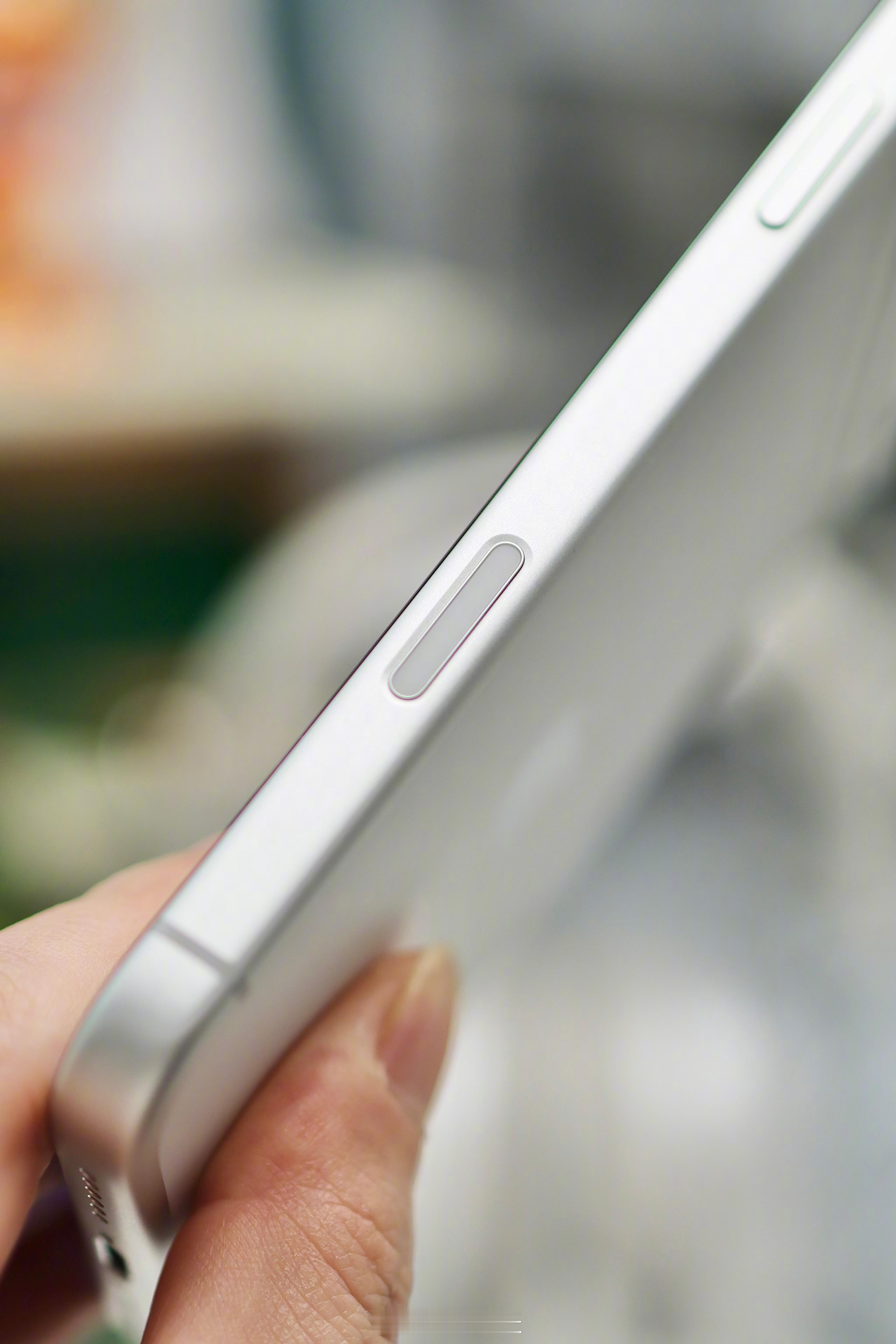 苹果iPhone16系列带火的Camera Control相机控制键，当时不少国产机型也跟进做了类似侧边拍摄按键。

但两三年时间过去，这个硬件口碑褒贬不一，很多用户反馈实用性一般，误触、手感问题吐槽不少。

很好奇今年9月这波新机潮，还会有厂商继续跟进这个按键设计吗？会不会有厂商直接选择取消？大家怎么看 ​