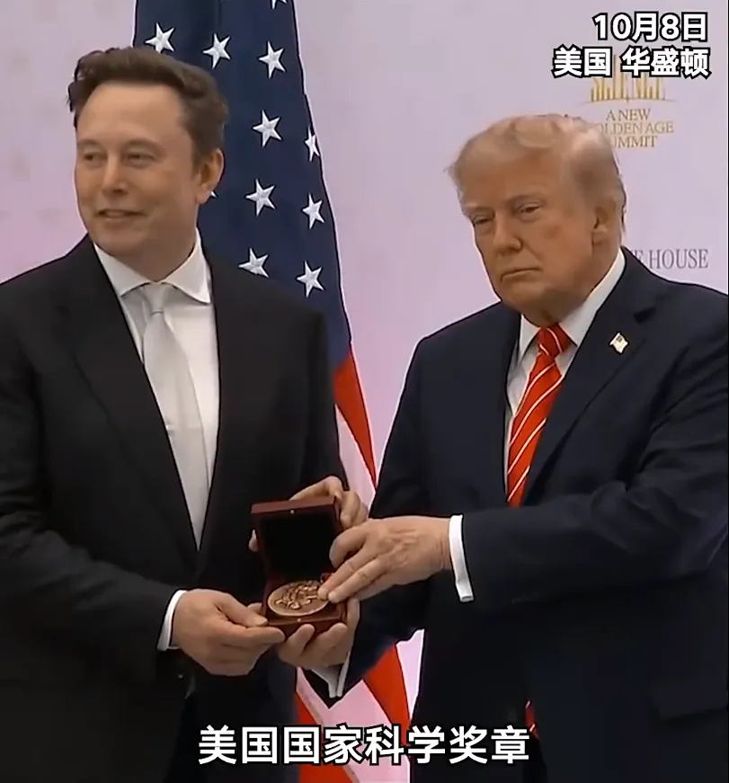 美国科技巨头马斯克10月13日公开发文称：“一旦中国掌握某类产品的制造方法，其量产能力往往超过世界其他地区的总和。锂电池和太阳能产品就是典型例子。”

马斯克这番话不是随口一说。就在他发帖前一天，中国存储芯片厂商长鑫存储宣布在下一代DRAM架构上取得关键突破，消息直接冲击美股芯片板块，费城半导体指数