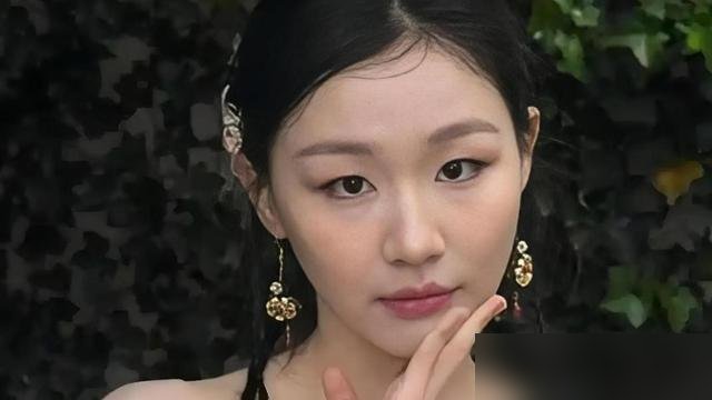 张凌赫给她拍照，刘宇宁追着问她生理期疼不疼。金靖在《开始推理吧》里，硬是把综艺玩成了自家客厅。别的女明星上推理节目绷着、端着，她直接摊在沙发上喊“我今天脑子不转了，你们推，我负责叫”。结果呢？热搜上了，常驻位子稳了，九月还官宣了新剧《简单的人生》。
你看她聊痛经，不遮不掩，大大方方说“疼起来就想把