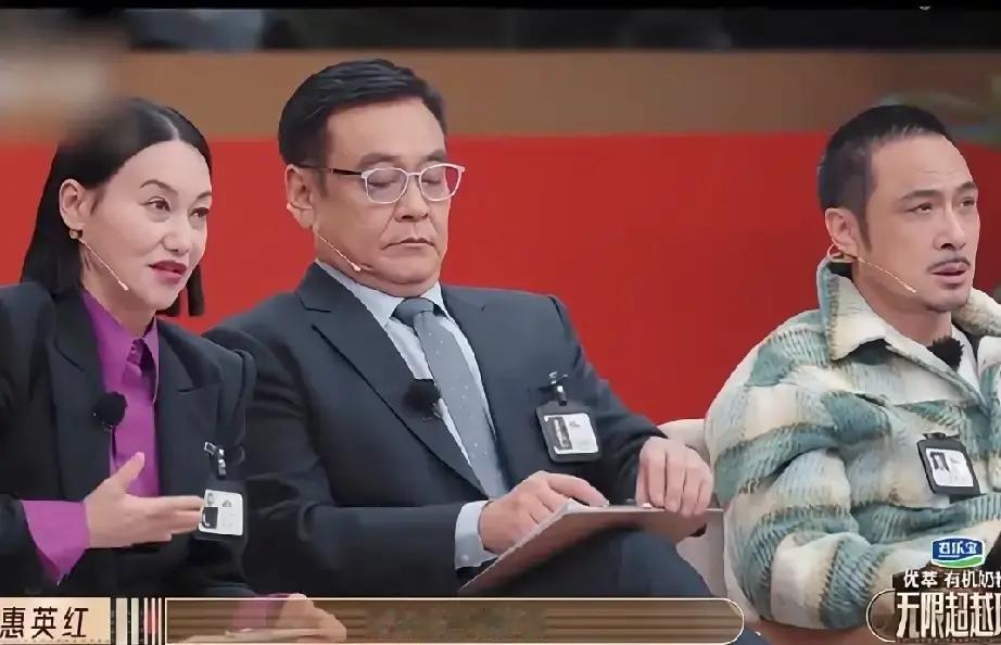 41岁还在舞台上被当众扒下“少女人设”，薛凯琪当时脸上的笑，估计比哭还难看。
惠英红那段掏心掏肺的话，与其说是前辈指点，不如说是过来人拿着手术刀，把最残酷的行业生存法则直接剖开给她看。
当年快40岁的惠英红，经历过整整五年无戏可拍的绝境。抑郁、把自己关在屋里，甚至一度走上绝路，等家人踹开门把她救