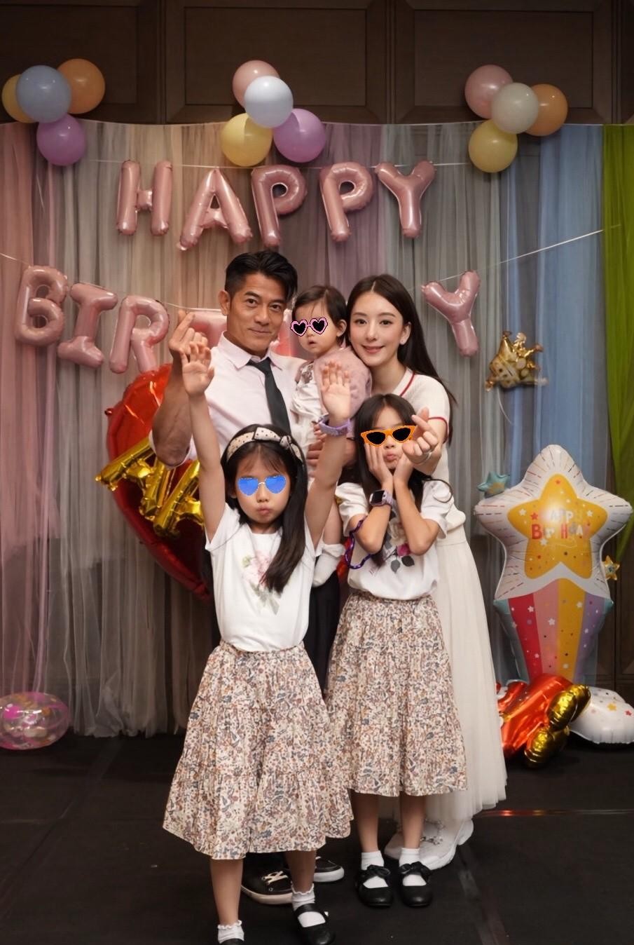 当年全网都在唱衰这段相差22岁的婚姻，如今再看方媛晒出的全家福，确实让人有些意外。
10月26日郭富城生日，方媛照例卡着点在社交平台发文送祝福。
现场没有包下游艇或者一掷千金的大排场，背景就是一堆彩色的字母气球。郭富城怀里抱着小女儿稳稳站在中间，两个大女儿戴着墨镜对着镜头耍宝，方媛则靠在一旁笑意