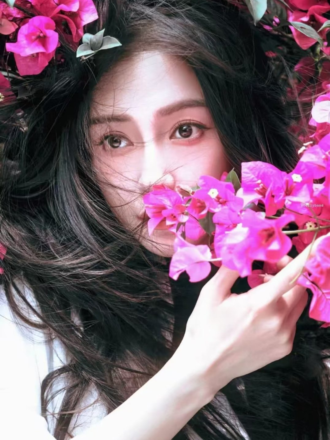 #angelababy[超话]##angelababy# 
白天忙着生活，晚上忙着想你！ ​