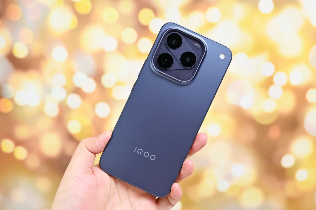 iQOO16这个未来舷窗设计真好看呀