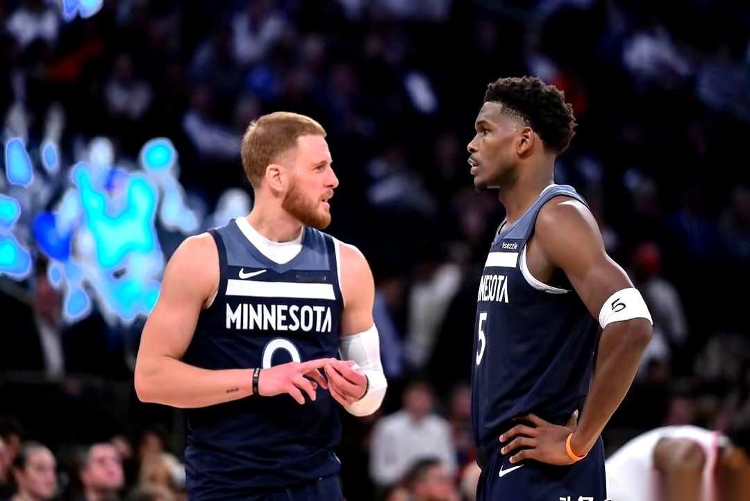 森林狼3:1。 卫冕冠军掘金队，那个有约基奇的掘金队，一只脚已经踩在了...