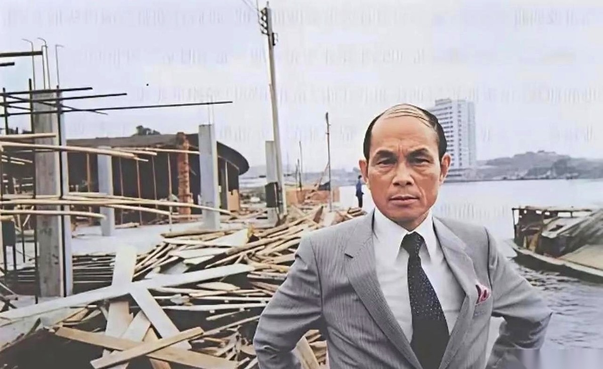 1980年，霍英东全程拒绝外国团队插手，弄出了内地第一家完全自主设计、建造、管理的五星酒店。
在最初立项时，外国专家直接断言中国人自己根本搞不出五星级涉外酒店。
这座名叫白天鹅宾馆的广州地标，至今保留着他在珠江边亲自盯施工材料抽检留下的工程底子。
你现在随便去哪个城市溜达，看个豪华酒店早就觉得稀松平