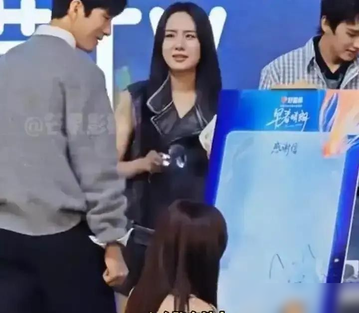 孙千把接好的长发一甩，全场安静了。杀青两年，她本来早剪了短发，就为这场见面会，又一根根接回去，说要让桃桃完完整整跟观众道个别。
她现场画那只丑萌小狗卢克，手抖得线都歪了。读信读到一半，眼泪砸在纸上，声音却稳得很：谢谢你们比我更爱我。
当初她演尚之桃，把自己揉碎了再拼起来，杀青后失恋感缠了她大半年