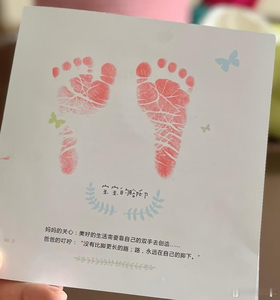 促排第十天，我正坐高铁去外地开会。行李箱里塞着冰包、促排针和酒精棉，活像个移动小药箱，过安检时工作人员还多看了一眼。酒店房间里，我对着镜子捏起肚皮上的肥肉，针头扎下去那一下还是龇牙——打了快两周，肚脐周围青紫一片，碰一下就疼，像被人揍了一拳。
那次出差特别狼狈。白天连轴转地汇报， ​