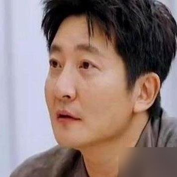 郭京飞当着镜头直呼何炅大名，连个“老师”都不带。
他说何炅是个“奇人”，私下聚会一桌子人，谁不吃香菜、谁海鲜过敏、谁只喝温水，全记得门儿清。郭京飞说，就凭这本事，他俩早就不需要客套了，叫大名才显得真。
这话不假。何炅在圈里几十年，靠的从来不是嘴甜，是那份把每个人都当人看的记性。郭京飞敢这么喊，底