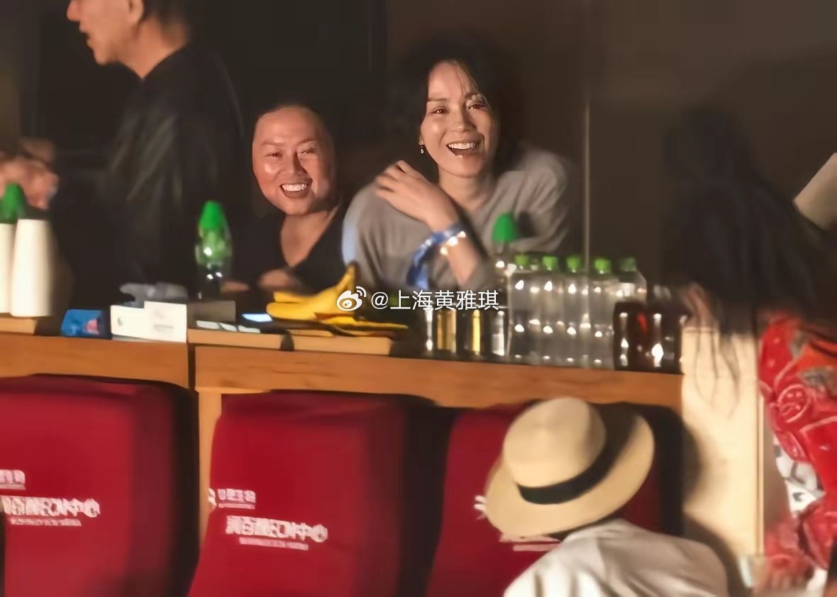 王菲去看那英演唱会了！还有宋丹丹，杨坤，张碧晨，好多明星啊，那英人缘确实好。
那英北京演唱会首场，好多明星来支持，有王菲，她和窦靖童不止送了花篮，她本人还亲自到场，能让王菲去支持演唱会的，除了女儿窦靖童，男友谢霆锋，那就是好姐妹那英了，她一头短发，笑得超级开心。
另外宋丹丹，杨坤， ​
