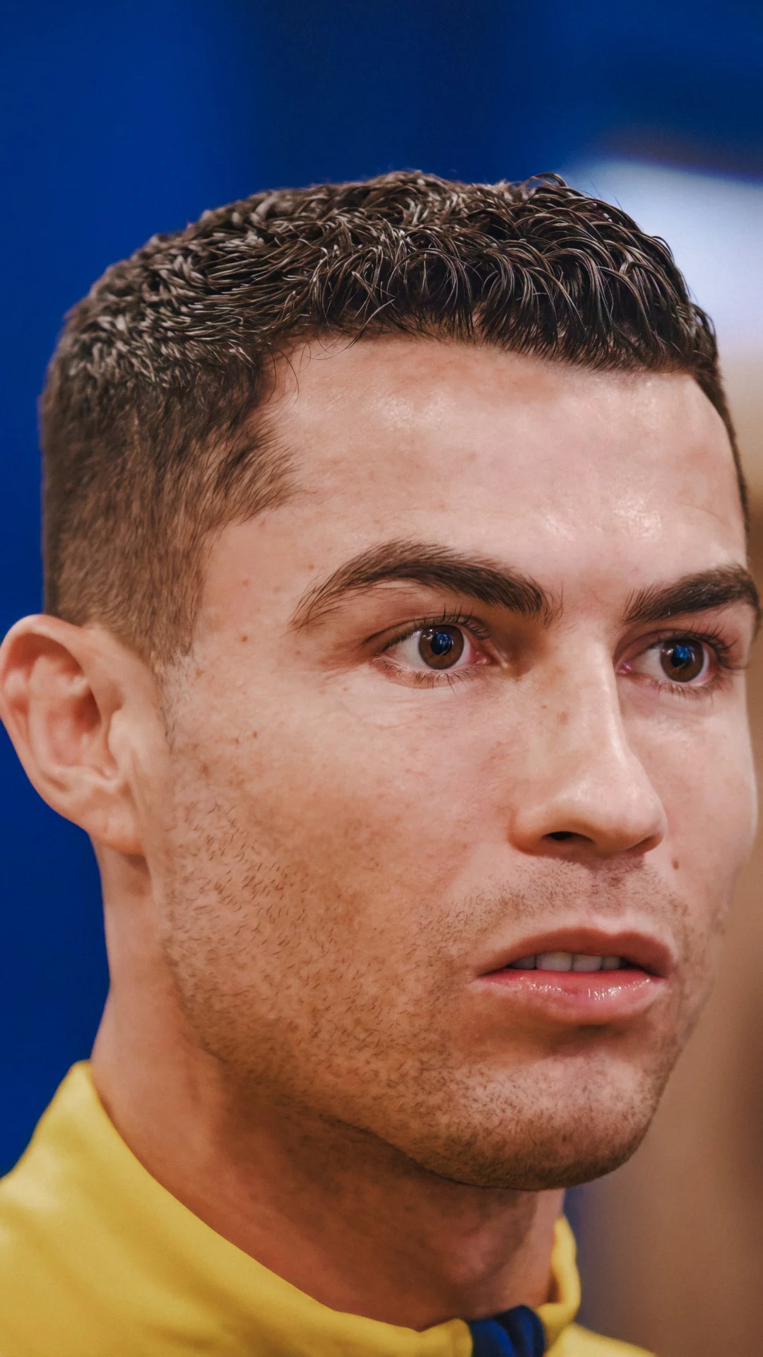 C罗映射迷人的蓝色双眸