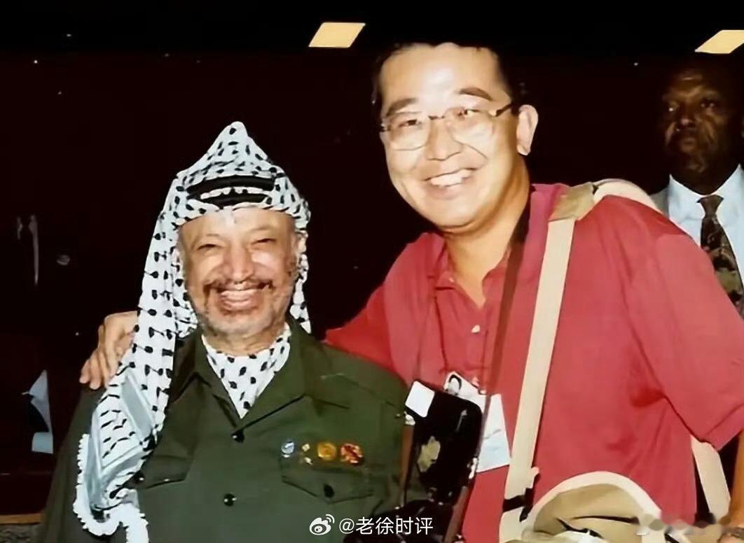惊闻唐师曾病逝！很多年前在各种活动上经常碰见，我俩同岁，所以常常多聊几句。他是个十分随和的人，跟谁都自来熟，相机不离手，也给我抓拍过几次。唐师曾的高光时刻是去中东当战地记者，与很多中东国家领导人都有接触。然而也正因为那次战地之行，让他的健康彻底废了。战区贫铀弹散落的放射性粉尘，让 ​
