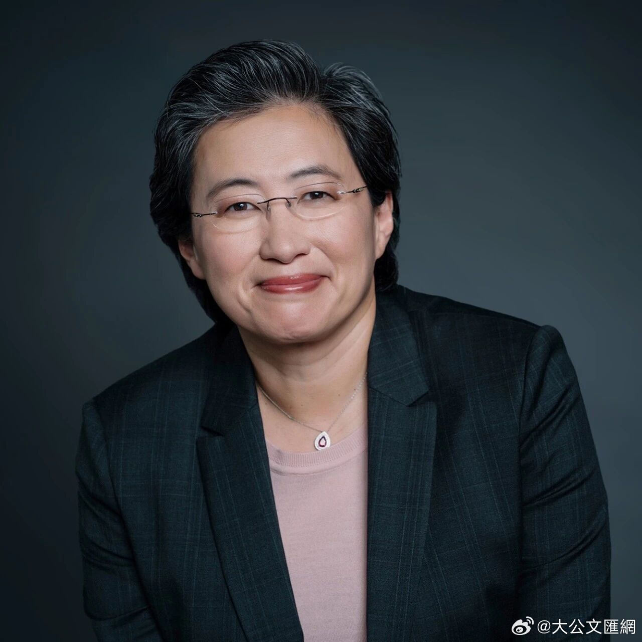 #黄仁勋苏姿丰任清华经管顾问# 【#清华经管新增3位全球科技巨头# 】据“清华大学经济管理学院”微信公众号消息，清华大学经济管理学院顾问委员会2026年会议将于10月13日、14日在北京召开。这是顾问委员会成立以来的第27次年度会议。

今年顾问委员会新增委员3人，新增接任委员5人。3位新增委员分别是英 ​