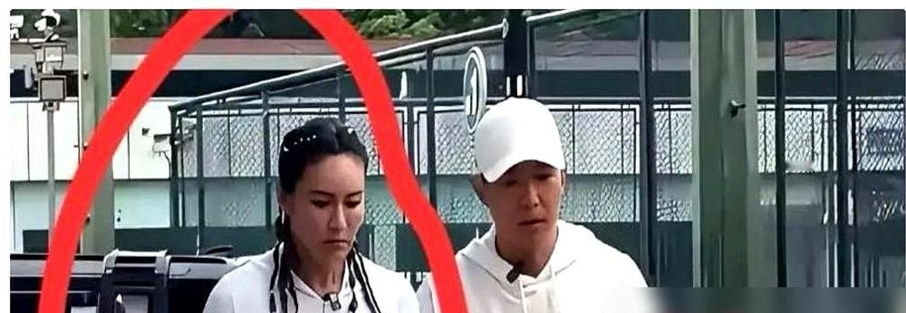 刘畊宏估计怎么也想不通，他直播间里那群跟着跳操的粉丝，天天累得跟狗似的，体重秤上的数字却纹丝不动。多少人跟我一样，冲着那句“七天瘦十斤”冲进去，结果俩月下来，秤没动，人倒是先崩溃了。

后来我才琢磨明白，咱不是白练，是被秤上的数字PUA了。天天高强度跳操，脂肪哗哗掉，肌肉也跟着长，肌肉密度比脂肪大那