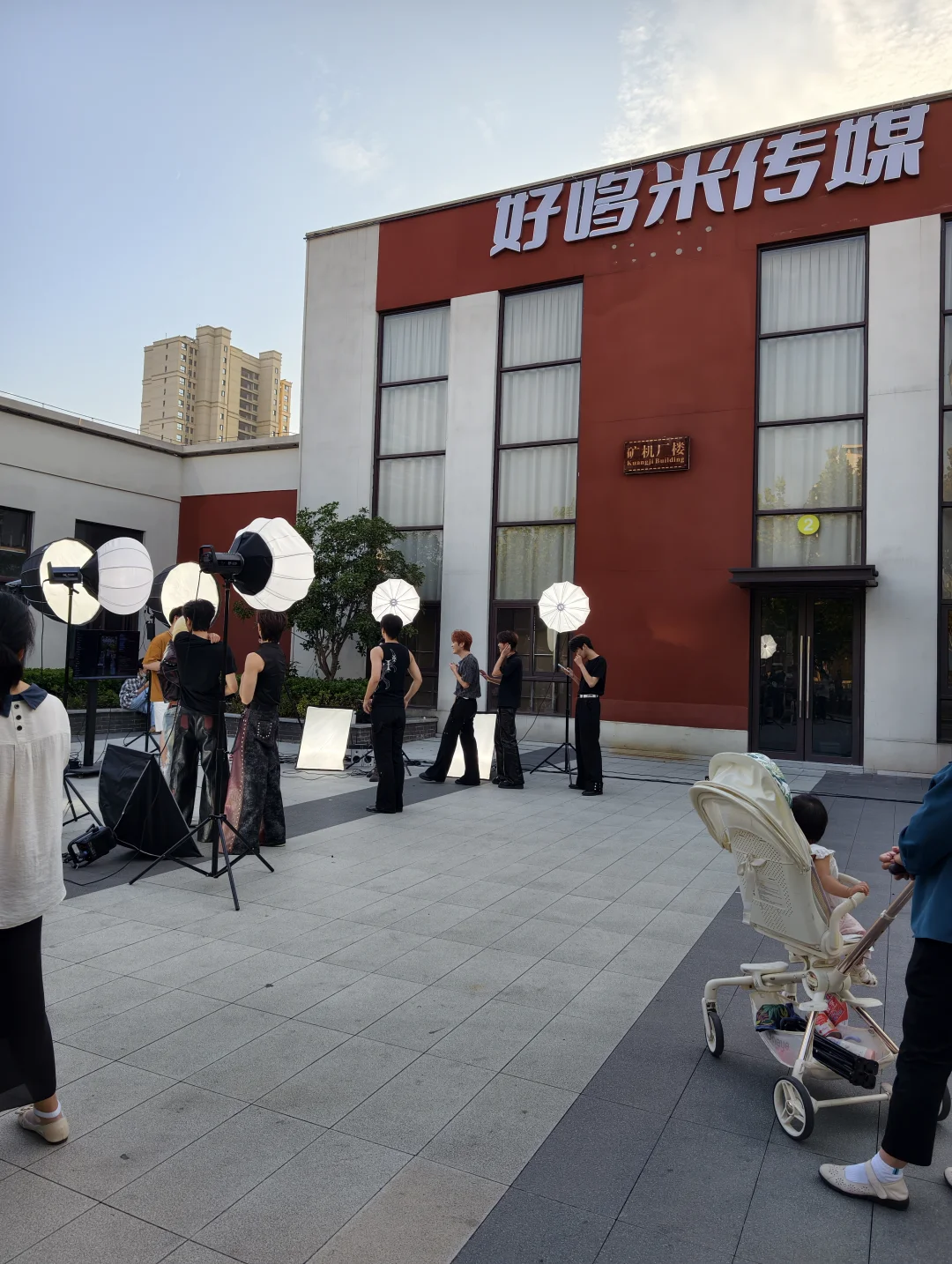 没想到靠直播打赏居然能养活这么多人。
不远处的商业街区搬来了一家传媒公司
以前这