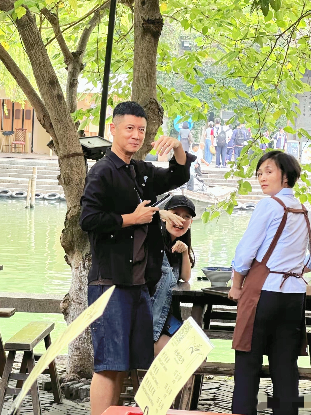有网友在乌镇偶遇任重孙骁骁夫妇，她俩人还挺好的！看到有网友认出她俩，她们还招手喊网友过去一起吃，很热情大方！孙骁骁现在应该还怀着二胎呢，女明星就是女明星，对自己的身材管理很严格，哪怕是怀孕了，都没有怎么变胖，四肢依旧纤细，少女感满满，之前她俩特别低调，低调到很多人都不知道她俩结婚了，没想到今年突然公