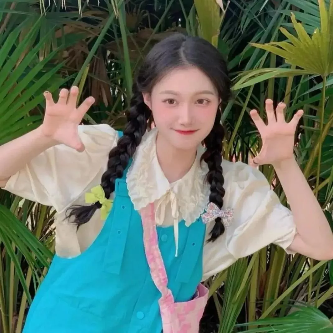 元气少女在热带雨林里，挥手迎接新的一天！