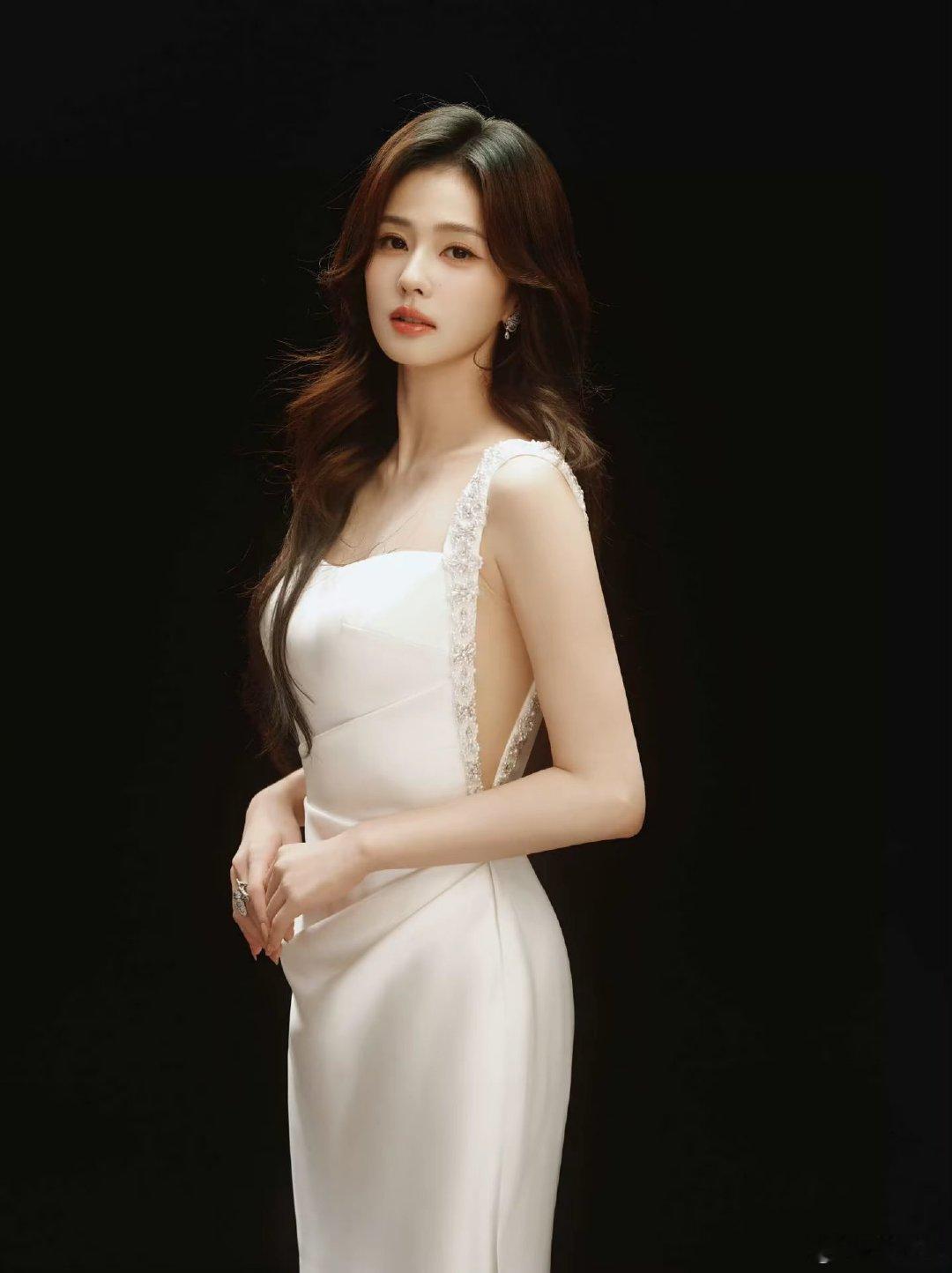 #白鹿[超话]##超星动告白信箱#世间万般美好，不及你眉眼明朗。看你演绎形形色色的人物，感受你身上的生命力。不求万众瞩目，只愿你岁岁无忧，做自己喜欢的事，被世界温柔以待，我的偏爱永远属于白鹿💛 ​
