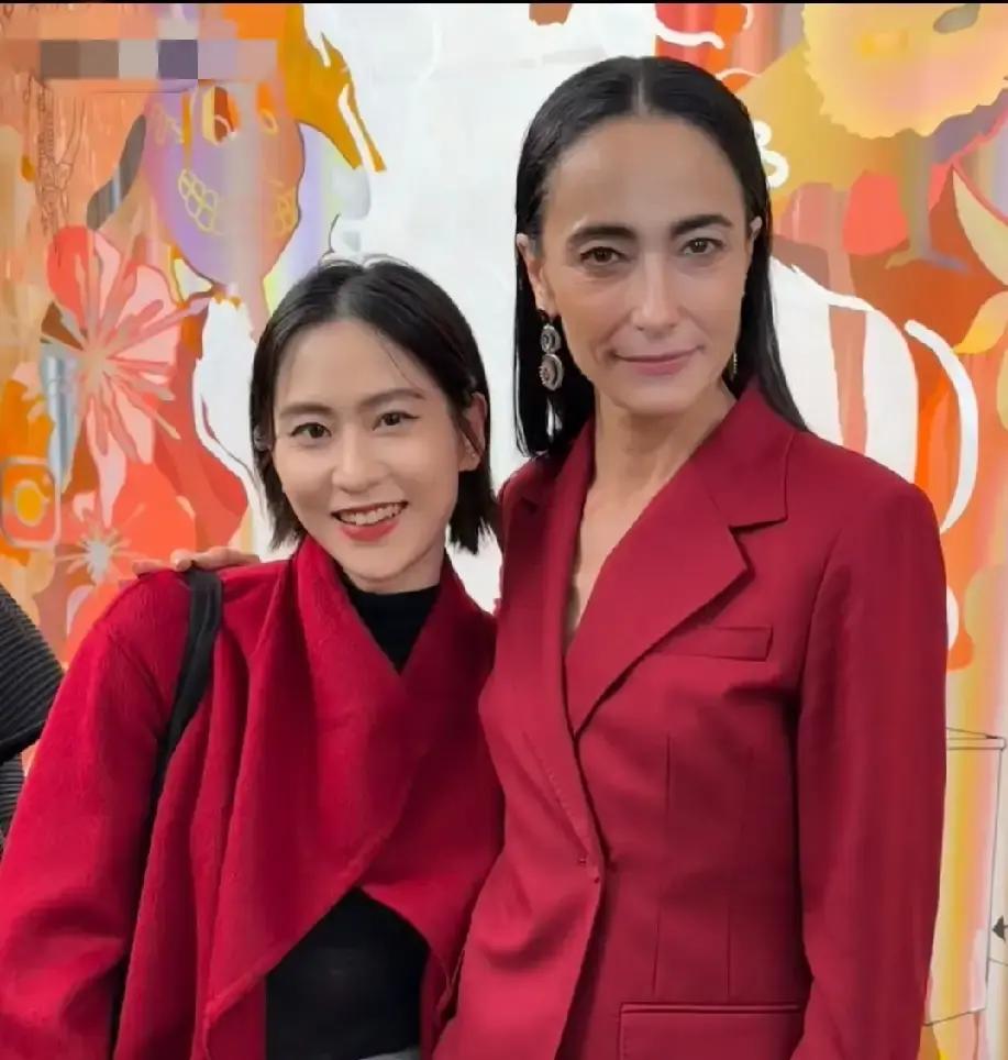 很多人都在替吴彦祖的老婆觉得可惜，可人家Lisa S压根没把脸上的褶子当回事。
社交平台上总有人拿着放大镜挑刺，说48岁的Lisa S生图里满脸细纹，身材干瘪，跟吴彦祖站在一起不像夫妻倒像哥们。
可换到52岁的吴彦祖身上呢？发际线哪怕退到头顶，眼角耷拉下来，大家还是众口一词夸他“越老越有味道”、