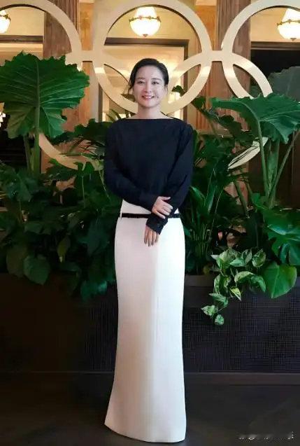 体重从109斤反弹回到140斤，贾玲坦言实在维持不住，话题火速冲上热搜，评论区集体刷屏，直呼熟悉的玲儿终于回来了！ ​