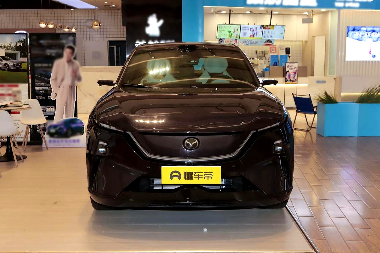 曾经宁可饿死也不降价的马自达，现在把中型SUV直接杀到了11.99万，连宁德时代的电池和激光雷达都全堆上去了
 

258匹马力，增程续航200公里，放在前几年合资车横着走的时候，马自达看都不会看这个价位一眼。
 

以前天天跟车主聊情怀、谈人马合一，如今在国产新能源的连环暴打之下，再硬的脊梁骨也得