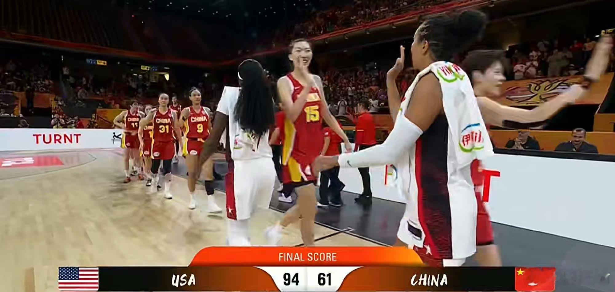 #中国女篮不敌美国女篮#
61-94，33分的差距，这是中国女篮在本届世界杯首战交出的答卷。

外线的老问题依然突出：三分命中率26.32%，对手37.5%，光这一项就被拉开明显差距。失误14-6、助攻17-26，整体配合和节奏完全不在一个层面。

内线是唯一能撑住场面的点：韩旭11分10篮板，拿到全队唯一两双；张子 ​