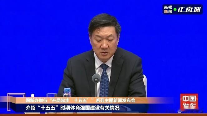 总局出手了！排坛饭圈这刀，到底砍在谁头上？
总局刚在&34;十五五&34;体育强国建设发布会上点名：持续深化体育饭圈乱象整治，培育健康、理性、文明的球迷文化。

消息一出，排坛炸了。

你以为饭圈只存在娱乐圈？看看刚结束的2026女排亚锦赛——五局苦战惜败泰国，无缘直通奥运资格。全队状态起伏、二传用人摇摆、发球