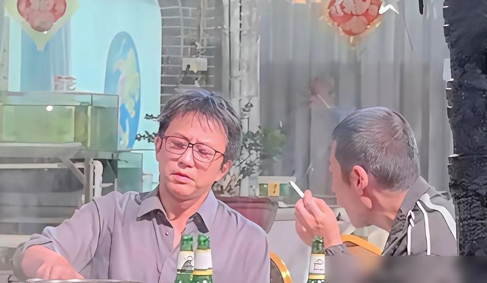 邓超蹲大排档撸串，头发油得打绺，胡子拉碴，眼袋快掉到下巴了。
没带助理，没戴口罩，跟几个老哥们儿坐塑料凳上吹啤酒。隔壁桌喊他，他举杯就碰，笑得满脸褶子。
就这状态，两天前还在晚会上跟观众对暗号喊“We are伐木累”。台上西装革履，台下大裤衩人字拖。
记者问他最怕什么，他脱口而出“怕我老婆”。