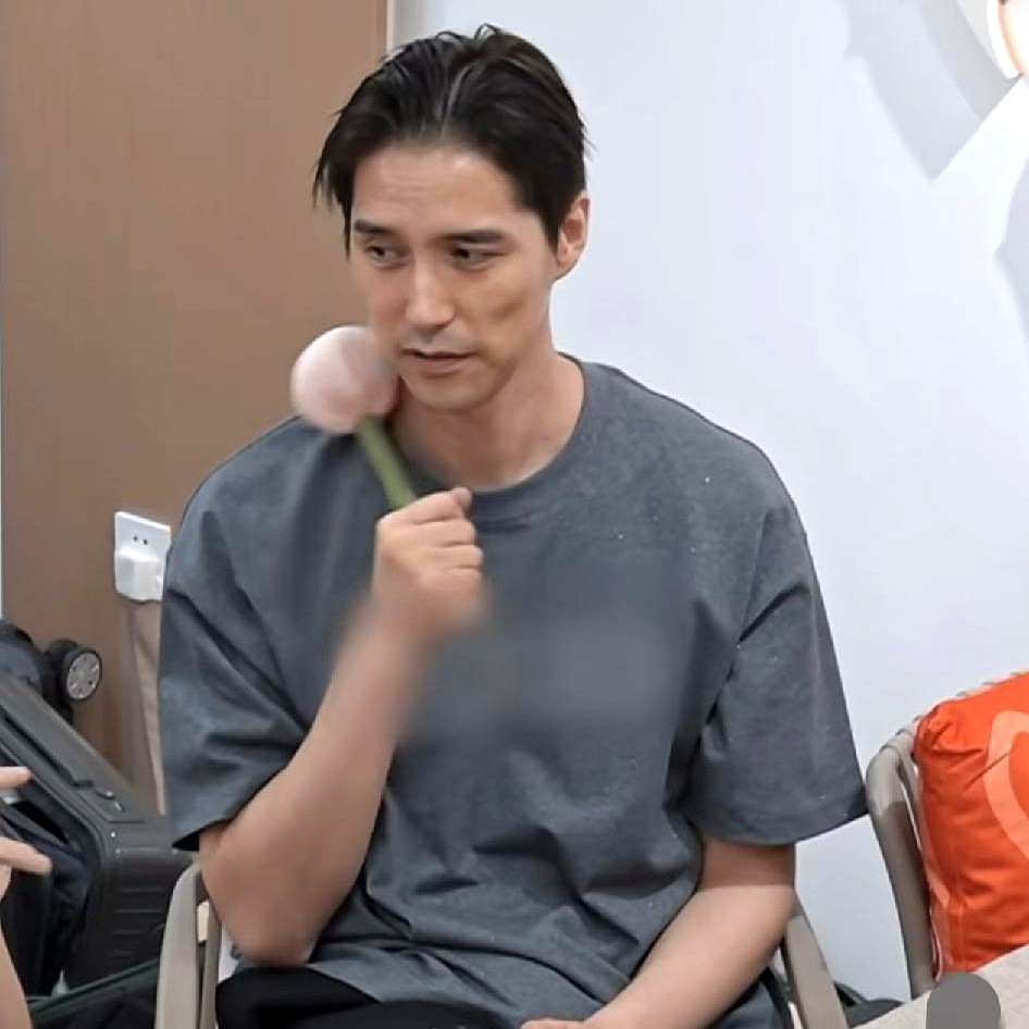 847票登顶！一公这毫米级厮杀，硬是被个37岁男人拿下了。

差距就一两票啊，阿云嘎带队唱的《走马》真绝。

纯人声和声一出，音乐剧底子直接降维打击。台上声音全是故事，台下观众直喊过瘾！

结果镜头一转，刚才的高音王者，立马素颜换上大T恤。

手里居然拿着个艾草锤！一边跟米卡他们闲聊，一边哐哐敲打肩