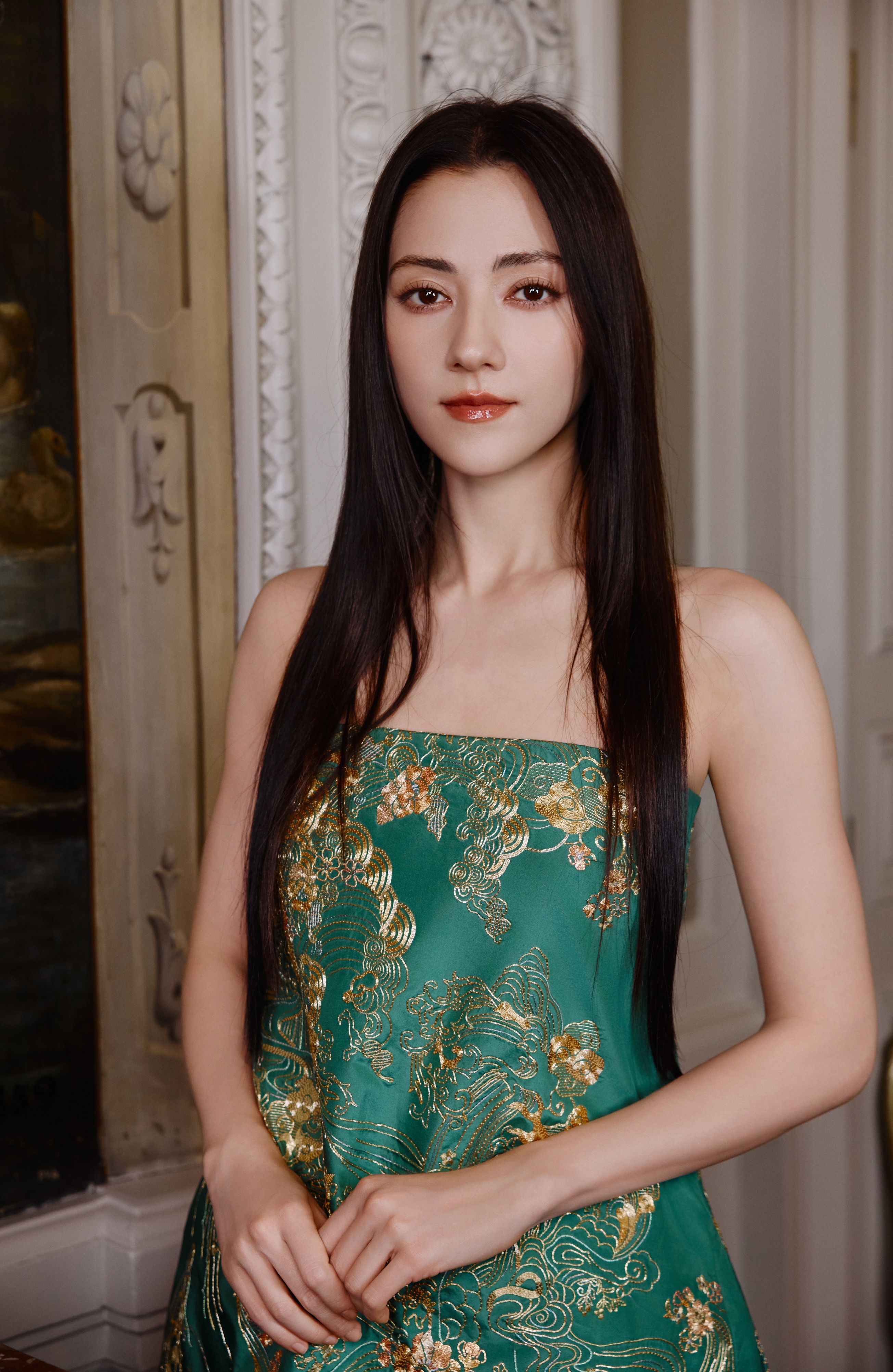 娜然｜巴黎。绿金为甲，山水入衣。色彩是东方的，剪影是当代的，气质是娜然的——冷冽、华贵、自成宇宙。

抹胸短衫是宋制意趣，织金长裙是法式宫廷回响；娜然站在那里，就是东西方审美的一次颔首。

不追西式性感，只穿东方气韵。娜然这身绿金刺绣，是看秀席上最沉静的一笔重彩。