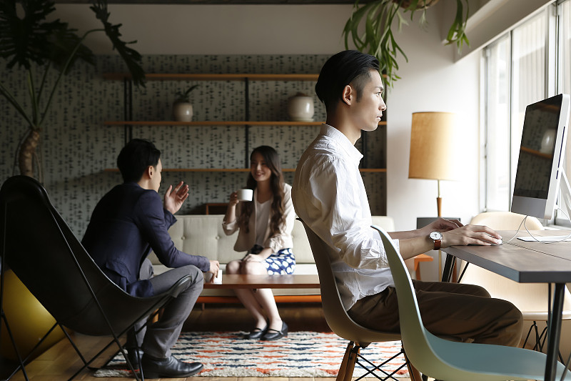 现偶回魂了吗《早春晴朗》热度一路狂飙，国内热度迅速破万，出海登陆网飞拿下亮眼成绩，不少网友感慨国产现偶终于回魂。
 
剧集跳出无脑甜宠套路，广告职场刻画写实，主打成年人克制拉扯的感情，不强行撒糖，男女主都有完整人物成长弧光。
 
但单部爆款不等于赛道整体回暖，依旧有大量悬浮现偶