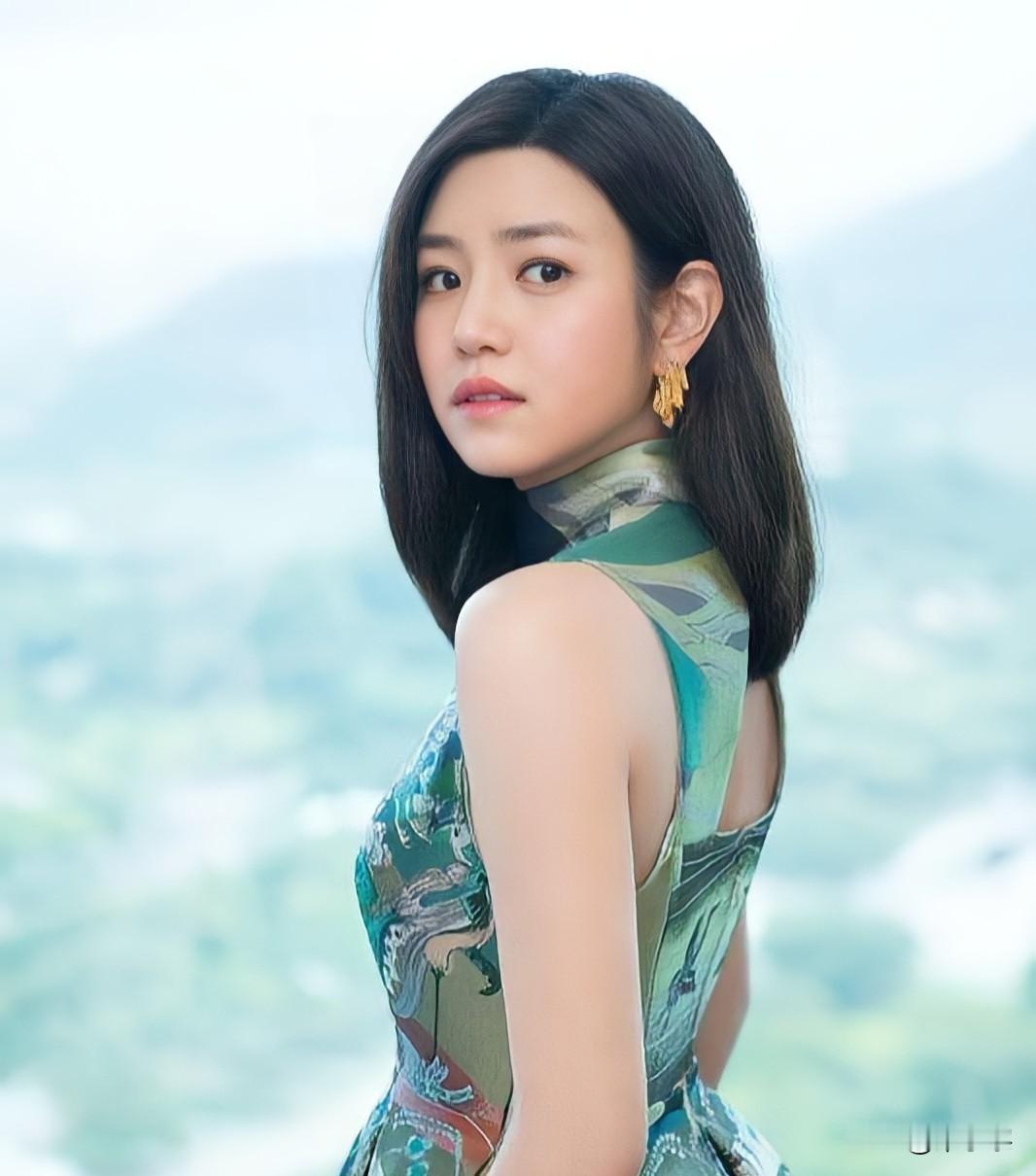 主持人问陈妍希:“你儿子在家里最怕谁？”陈妍希说:“儿子不怕我，但怕陈晓。”主持人问:“陈晓平时很凶他吗？”

陈妍希说:“也不常凶，但他偶尔会给儿子立规矩，犯错的时候处罚一下。”

孩子不怕陈妍希，但怕陈晓，因为陈晓会给他立规矩。

很多孩子都是这样，父母两个人，哪一方管教得更严格，孩子的内心就会
