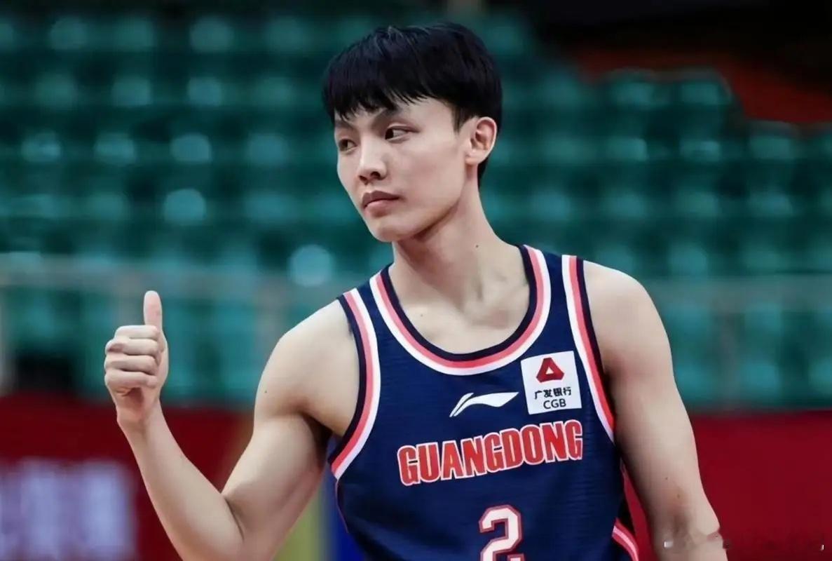 广东男篮参加热身赛！因为杜锋与李英博接连离队，广东男篮教练组在休赛期给...