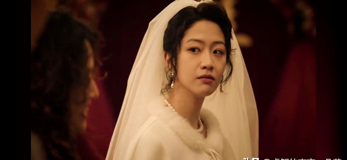 大婚当天，马伊琍演的富婆陈红盛装打扮杀到现场，当众给张哲华演的新郎塞了个红包。

更绝的是向涵之演的新娘郝洁就在旁边，明明知道未婚夫身上挂着陈红的头发，硬是把这奇耻大辱咽了下去。明知老公跟富婆暧昧，每晚辗转反侧偷偷流泪，这婚还非结不可？

陈红直接交了底，说郝洁这么忍根本不是图人，就是为了能换肾活命
