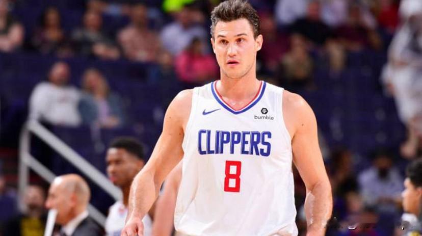 🏀加里纳利怒喷伦纳德：别只罚70万！他该赔5000万！

NBA对快船薪资帽违规事件的处罚出炉，伦纳德仅仅被罚70万美元，这一结果直接惹怒了前快船球员加里纳利。

在播客节目《A Cresta Alta》当中，加里纳利火力全开，公开炮轰伦纳德：
“他应该支付全部5000万美元，而不是区区70万！最好