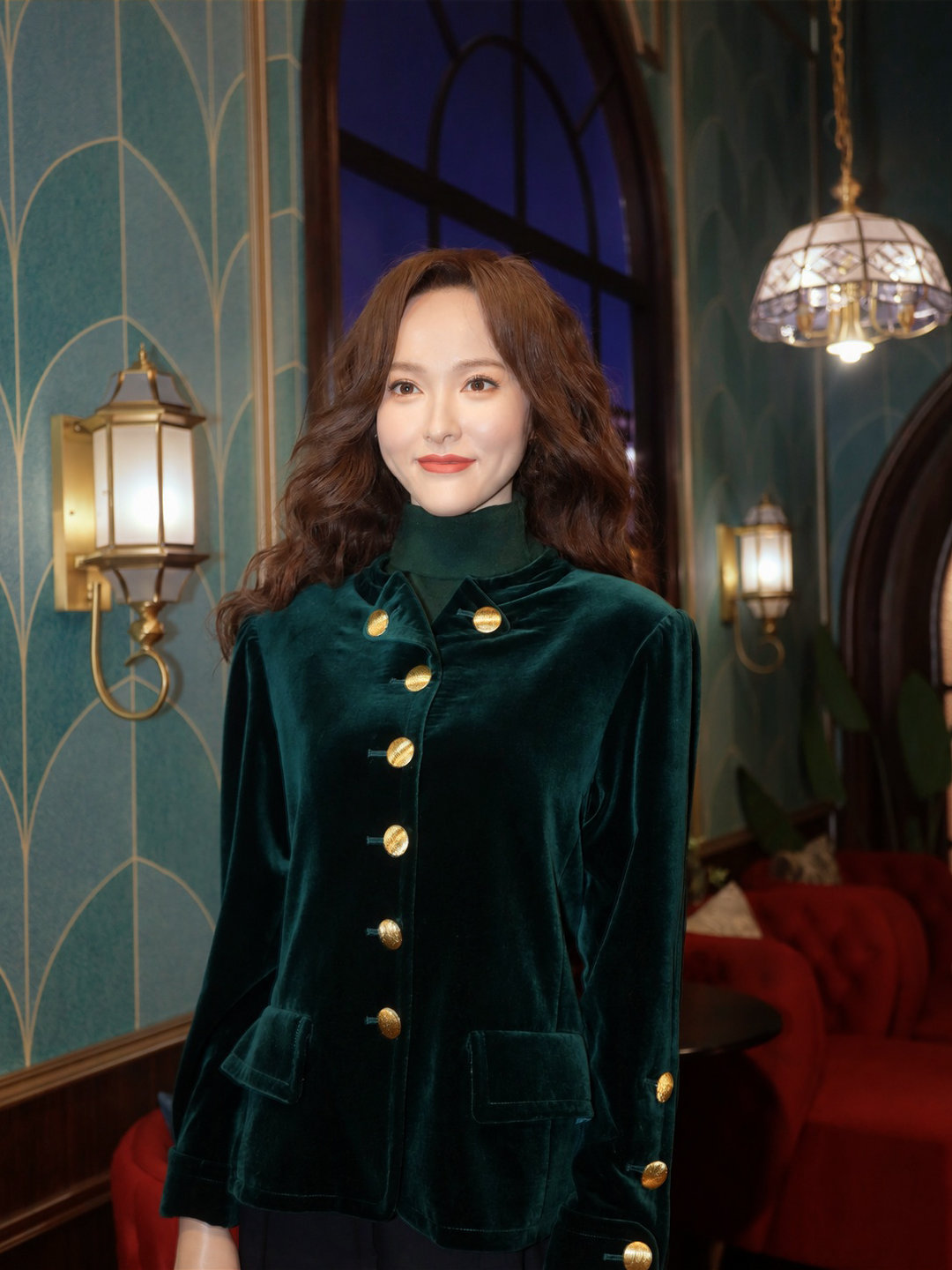 汪小姐喊我去杜莎吃排骨年糕了
 
唐嫣蜡像造型全面焕新🤩
站在旁边，感觉名台词就在耳边回响
“我是我自己的码头！” ⛵️

快来上海杜莎看咱们虹口小汪！
 
#唐嫣[超话]# #上海杜莎夫人蜡像馆# ​​​​#国庆假期# ​​​