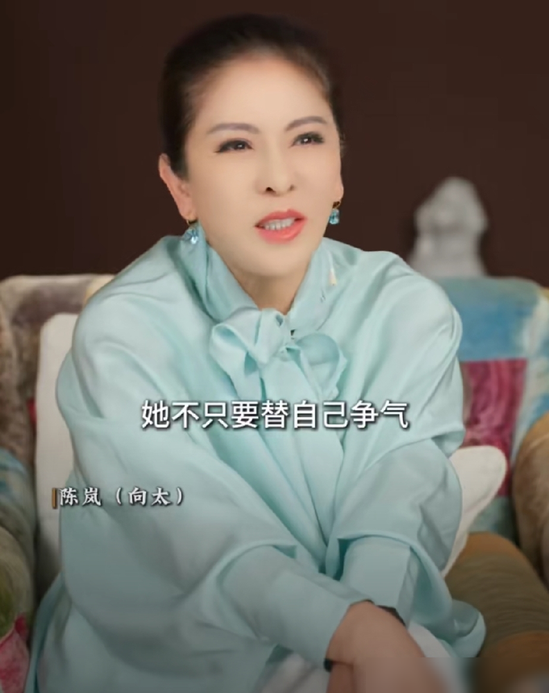 向太一句做长女的比做长子的苦一万倍，有钱的更苦，直接把何超琼顶上了热搜。
她说自己九岁就背着弟妹去找赌钱的妈，原生家庭重男轻女，挨打挨骂都是长女先扛。再看何超琼，赌王二房长女，从小不光要给自己争气，还得替母亲争气，家族棋盘上哪一步走错都是万劫不复。
网友翻出两家过往的暗流涌动，向佐债务风波、何家
